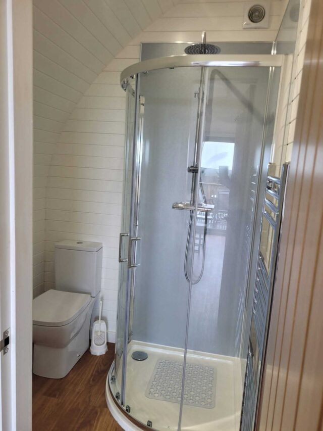 Deluxe pod bathroom with shower
